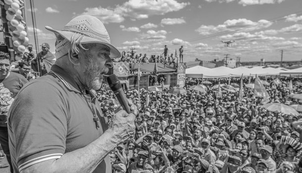 Em mais uma etapa de sua caravana pelo Nordeste, desta vez no Ceará, o ex-presidente Luiz Inácio Lula da Silva disse que a vitória em 2018 não será dele, mas sim do povo brasileiro; “Se eu for candidato, eles têm que saber que vocês vão ganhar as eleições outra vez. Se eles não sabem consertar o País que eles mesmo quebraram, eu vou dizer que um metalúrgico sem diploma universitário é capaz de fazer ele voltar a crescer”, disse Lula em Quixadá; Lula disse ainda que o atual governo “utilizou R$ 14 bilhões para comprar deputados e não ser afastado” e que está “destruindo o Brasil” com as privatizações; “É aquele tipo de gente vagabunda que ao invés de trabalhar começa a vender as coisas por incompetência política” 