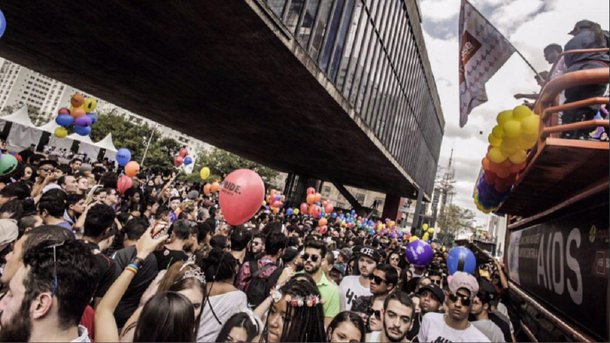 A 21ª edição da Parada do Orgulho LGBT deste ano trouxe como tema o respeito à diversidade religiosa e críticas ao fundamentalismo religioso e as intervenções da bancada evangélica no Congresso Nacional; estimativa dos organizadores é de que 3 milhões de pessoas tenham participado do evento; no carro à frente da marcha, a organização da Parada LGBT reuniu líderes religiosos da Igreja Batista, de religiões de matriz africana e do judaísmo com o slogan "Independente de nossas crenças, nenhuma religião é lei. Todos e todas por um estado laico"