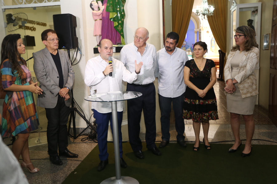 O prefeito Roberto Cláudio (PDT) assinou, na manhã desta quarta-feira (21), convênio com a Santa Casa de Misericórdia de Fortaleza para aporte financeiro de R$ 442.700 a serem aplicados na saúde do idoso. Este é o primeiro aporte do Fundo Municipal do Idoso recebido pela instituição. "Desejamos fazer com que a Santa Casa entre como entidade própria e conveniada no novo ciclo de financiamento do Fundo do Idoso, fazendo com que esse recurso entre nas contas da Santa Casa e dê estabilidade financeira a ela ano após ano”, declarou o prefeito