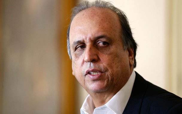 O Tribunal de Contas do Estado do Rio (TCE-RJ) determinou a suspensão da licitação, por parte do governo estadual, para a contratação de uma empresa de táxi aéreo que prestaria serviços ao governador Luiz Fernando Pezão e a membros do Executivo fluminense; o valor da licitação estava estimado em R$ 2,5 milhões; segundo o TCE, o processo licitatório ficará suspenso até que a Secretaria de Estado da Casa Civil e Desenvolvimento Econômico apresente alguns esclarecimentos solicitados