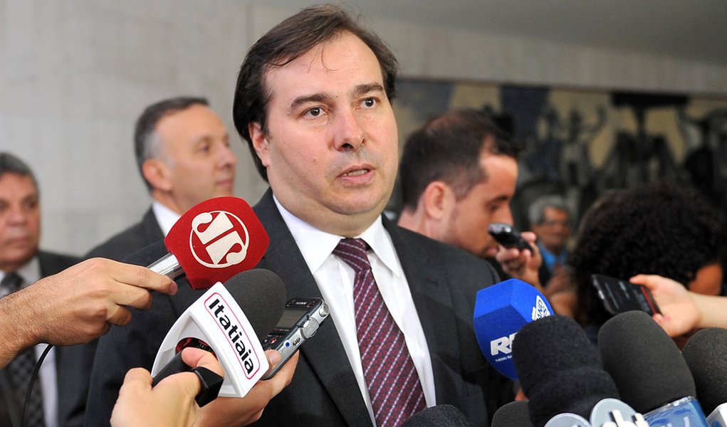 Entretanto, a base aliada precisa antes ao menos discutir o texto da Medida Provisória (MP) 752/16, que está trancando a pauta; o texto trata de novas regras para a prorrogação e relicitação de contratos de concessão; o plano é votar a MP nesta segunda-feira, em sessão extraordinária