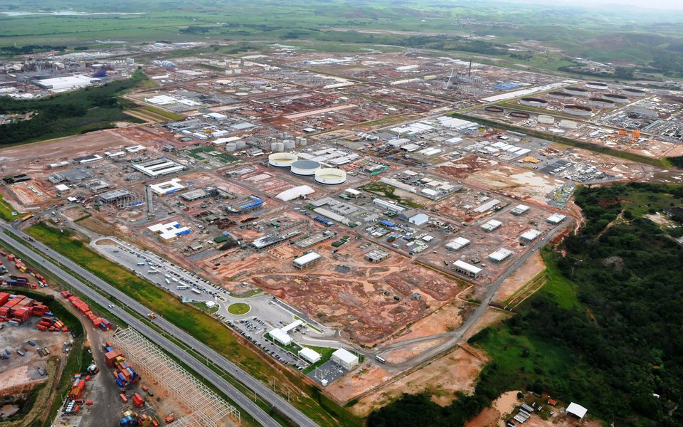Petrobras assinou contrato para a retomada das obras da Refinaria Abreu e Lima, em Pernambuco; contrato entre a estatal e o Consórcio Conenge SC/ Possebon visa o término da construção da carteira de enxofre do empreendimento por meio da finalização da Unidade de Tratamento de Águas Ácidas (UTAA) e Unidade de Tratamento com Metildietanolamina (MDEA); obras são necessárias para que o chamado Trem 1 da refinaria alcance a carga máxima de 115 mil barris de petróleo por dia (bpd)