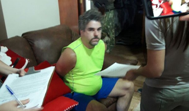 O traficante Marcelo Fernando Pinheiro Veiga, o Marcelo Piloto, tinha como principal tarefa abastecer de armas e drogas as favelas dominadas por uma das principais facções criminosas do Rio; preso na cidade de Encarnación, no Paraguai, ele tinha rede de contatos montada no país vizinho para transportar cocaína, maconha, fuzis, pistolas e munição para algumas das principais favelas da capital fluminense