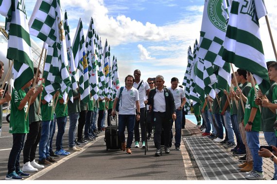 Time colombiano teve uma recepção calorosa ao chegar a Santa Catarina nesta segunda-feira para a primeira partida da Recopa contra a Chapecoense, quatro meses depois do acidente aéreo que vitimou a equipe brasileira; o clube e seus torcedores conquistaram o reconhecimento mundial quando homenagearam os brasileiros dias após o acidente, no final de novembro