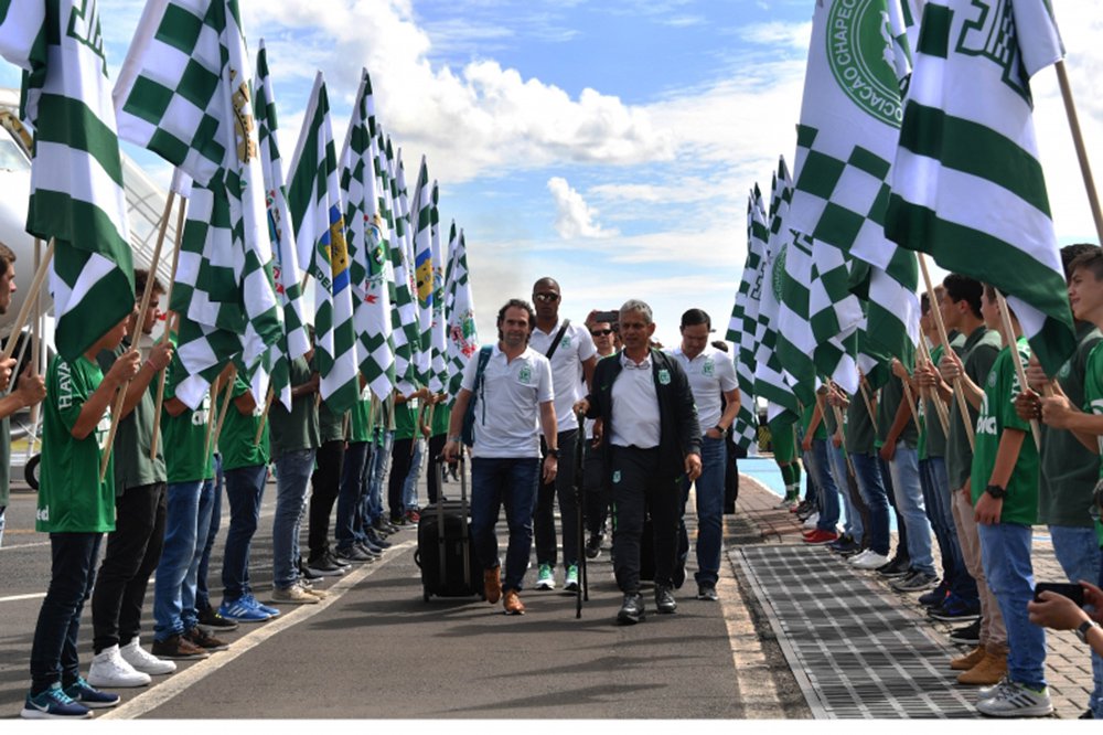 Time colombiano teve uma recepção calorosa ao chegar a Santa Catarina nesta segunda-feira para a primeira partida da Recopa contra a Chapecoense, quatro meses depois do acidente aéreo que vitimou a equipe brasileira; o clube e seus torcedores conquistaram o reconhecimento mundial quando homenagearam os brasileiros dias após o acidente, no final de novembro