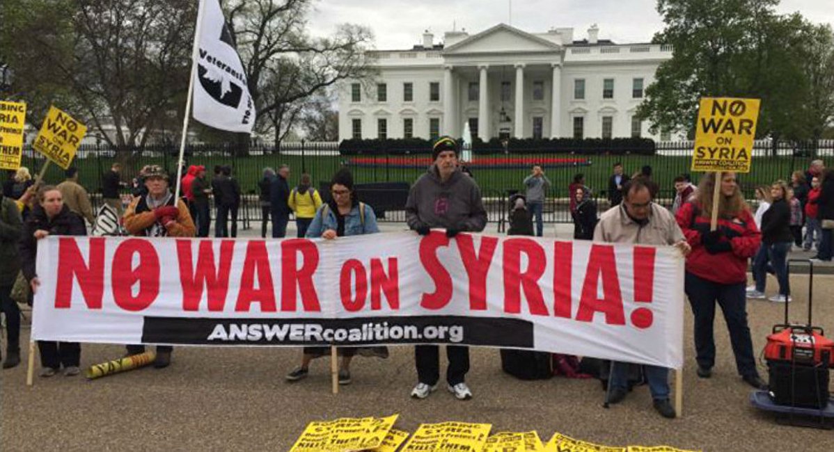 Ativistas e cidadãos em geral tomaram as ruas de diversas cidades dos Estados Unidos nesta sexta-feira para protestar contra o recente ataque ordenado pelo presidente Donald Trump contra uma base aérea das Forças Armadas da Síria