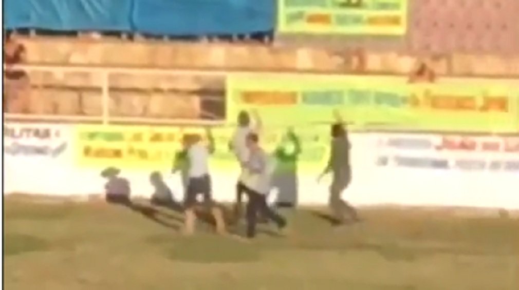 O senador Ronaldo Caiado (DEM) foi vaiado ao fazer um caminhada pelo Cavalhódromo de Pirenópolis, na tarde desta segunda-feira, durante a tradicional desta das Cavalhadas; candidato a governador, Caiado – que nunca esteve nas festividades do Divino Espírito Santo nos 199 anos de celebração – resolveu dar uma volta no Cavalhódromo, em um dos intervalos da apresentação e acabou levando uma vaia do público; aliado de Caiado, o prefeito João do Léo (DEM) tentou contornar; em meio às vaias gritou, ao microfone, palavras de ordem do tipo "em nome da liberdade de expressão", "Caiado é nosso senador"; não adiantou