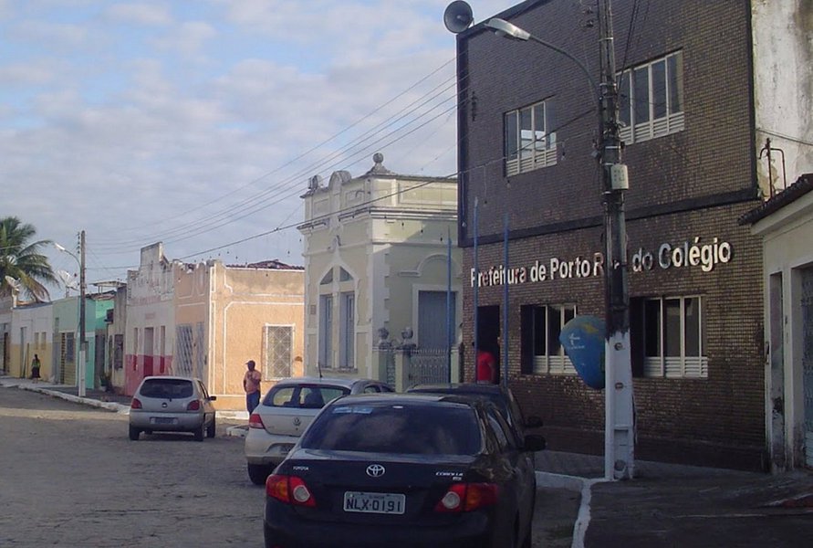 A Prefeitura de Porto Real do Colégio designou uma Comissão de Processo Administrativo Disciplinar (PAD) para apurar denúncias de possíveis irregularidades envolvendo servidores públicos; suspeita é de que os servidores tenham recebido pagamentos “incompatíveis com seus cargos e funções”; entre os funcionários constam parentes do ex-prefeito