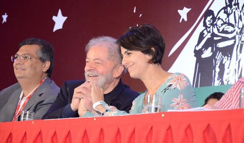Em seu blog na Rede Brasil Atual, o jornalista Flávio Aguiar defendeu a candidatura a presidente da deputada gaúcha Manuela D'Ávila (PCdoB); para Aguiar, Manuela não causa nenhum prejuízo à candidatura do ex-presidente Lula; "O melhor é abrir todas as portas e janelas. Manuela D'Ávila candidata não divide. Soma. A melhor imagem da semana passada foi a dela e Lula, de mãos dadas, apoiado-se mutuamente. Manuela jovem é uma promessa para o futuro. Que navegue em direção a ele. Lula tem 74 anos. Ela, 36", diz ele; "Portanto, salve Manuela! De mãos dadas com o Lula"