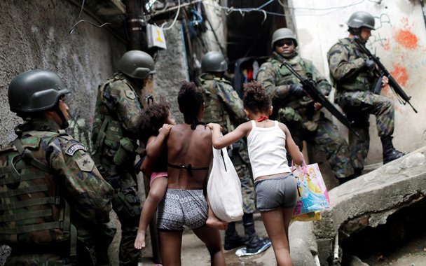 Pelo quarto dia consecutivo, 950 homens das Forças Armadas continuam com o cerco à Favela da Rocinha, em São Conrado, zona sul do Rio de Janeiro; o clima é de aparente tranquilidade e as pessoas tentam retomar a rotina normal saindo de casa para o trabalho; não houve confronto entre as forças de segurança e traficantes de drogas; o comércio mais próximo da autoestrada Lagoa-Barra está aberto; de acordo com a Secretaria Municipal de Educação, mais de 3 mil crianças vão ficar sem aula nesta segunda-feira (25)