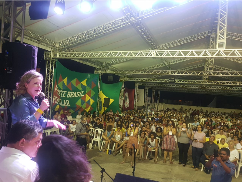 Ao lado do governador Camilo Santana (PT) e de lideranças locais e nacionais, a presidente do PT, senadora Gleisi Hoffmann, participou de ato com militantes da Consulta Popular em Fortaleza; sobre o atual momento da política nacional, a senadora defendeu que o partido não deve “abrir mão de disputar e ganhar o Governo”, para “impedir que o Brasil caia no abismo”; Gleisi lembrou que a reforma trabalhista de Michel Temer, já em vigor, deu início ao “desmonte dos direitos e das conquistas dos trabalhadores” e defendeu medidas como a tributação de grandes fortunas, de lucros e de dividendos; “Não é possível que seis homens brancos detenham a riqueza de 100 milhões de brasileiros”