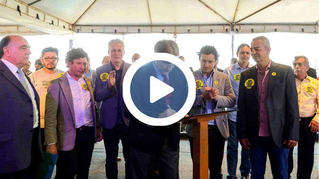 "A Cemig é a maior empresa de Minas Gerais e todos os 77 deputados assinaram abaixo-assinado contra a venda da empresa. Isso é inédito", disse o deputado Rogério Correia (PT-MG) em evento nesta sexta-feira (18) em Indianópolis; o parlamentar petista lidera a Frente Parlamentar em defesa da Cemig e se opõe à venda da estatal elétrica pelo governo Temer