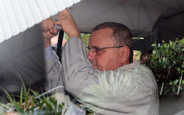 O juiz Vallisney de Souza Oliveira, da 10ª Vara Federal, em Brasília, negou o pedido do ex-ministro Geddel Vieira Lima para tomar banho de sol e fazer exercícios físicos nas áreas comuns do condomínio onde ele cumpre prisão domiciliar; o magistrado afirmou que a defesa do peemedebista terá que comprovar que seu apartamento não tem varanda ou "varanda com sol suficiente para cumprir o direito pretendido"; Geddel mora num prédio onde só há um apartamento por andar, no Morro do Gato, no bairro da Barra, área nobre de Salvador
