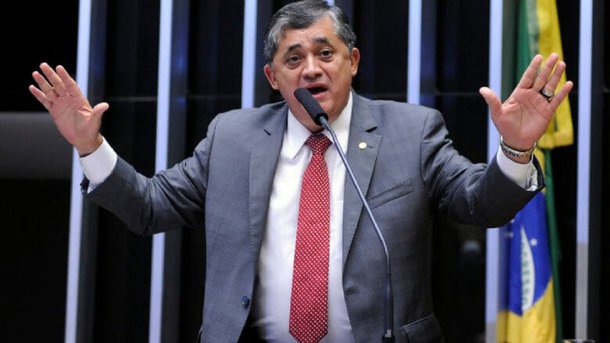 O deputado federal José Guimarães (PT-CE), líder da minoria na Câmara Federal, foi enfático ao afirmar que não existe a possibilidade do PT ficar fora das eleições em 2018. "O PT não tem plano B. Nosso projeto é Lula 2018". Para Guimarães, com a nova denuncia apresentada pela Procuradoria Geral da República contra Michel Temer, é preciso radicalizar
