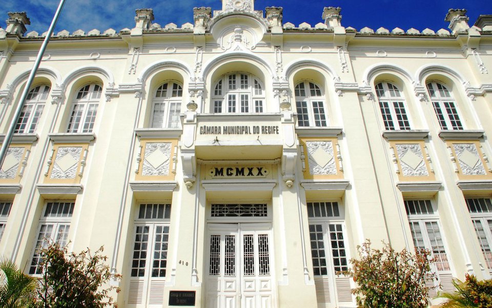 Repercussão negativa fez com que a Mesa Diretora da Câmara de Vereadores do Recife revogasse o aumento de 53,1% no valor do vale-alimentação que havia sido concedido pelos parlamentares para si próprios; aumento foi concedido no último dia 27 de abril e cancelado dois dias depois; "A repercussão negativa do aumento fez com que todos os vereadores propusessem à Mesa que o reajuste fosse revogado", disse o primeiro secretário da Casa, Marco Aurélio (PRTB); caso o aumento continuasse, o subsídio representaria um gasto anual de cerca de R$ 746 mil