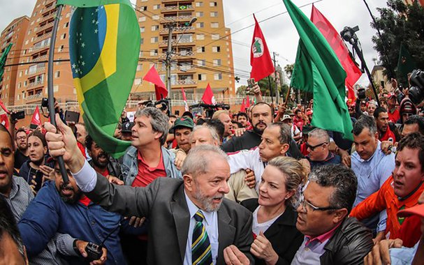 PT e movimento sociais estão organizando uma forte mobilização popular em favor do ex-presidente Lula para o próximo dia 13, data em que ele irá prestar novo depoimento ao juiz federal Sérgio Moro; ato de solidariedade ao ex-presidente está previsto para acontecer na Praça Generoso Marques (Paço Municipal) e a manifestação está sendo chamada de "2ª Jornada de Lutas Pela Democracia", no que a CUT qualifica como o "cerco final" ao juiz Sérgio Moro em sintonia com os movimentos sociais"