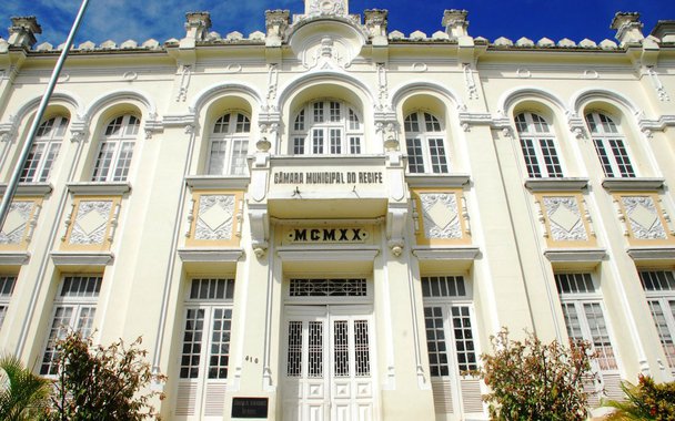 Repercussão negativa fez com que a Mesa Diretora da Câmara de Vereadores do Recife revogasse o aumento de 53,1% no valor do vale-alimentação que havia sido concedido pelos parlamentares para si próprios; aumento foi concedido no último dia 27 de abril e cancelado dois dias depois; "A repercussão negativa do aumento fez com que todos os vereadores propusessem à Mesa que o reajuste fosse revogado", disse o primeiro secretário da Casa, Marco Aurélio (PRTB); caso o aumento continuasse, o subsídio representaria um gasto anual de cerca de R$ 746 mil