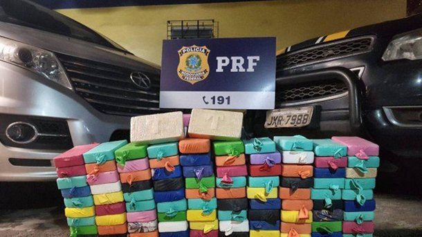 Uma carga de 105 quilos de pasta base de cocaína foi descoberta e apreendida pela Polícia Rodoviária Federal (PRF) na madrugada deste sábado (11); um homem transportava os entorpecentes em um carro quando foi abordado na BR-101, em Itaguaí, na região metropolitana do Rio de Janeiro; o suspeito foi preso em flagrante por tráfico e, segundo a PRF, confessou que estava levando a droga para o Complexo da Penha, na zona norte da capital