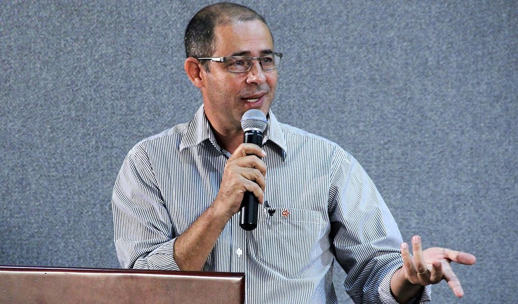 Presidente do Partido dos Trabalhadores no Tocantins até o dia 7 de maio - data em que acontece o congresso da legenda para a escolha da nova direção -, Júlio César Brasil divulgou nota à militância petista para agradecer a participação, exaltar o processo interno da agremiação e defender uma candidatura do ex-presidente Luiz Inácio Lula da Silva (PT) ao Palácio do Planalto em 2018