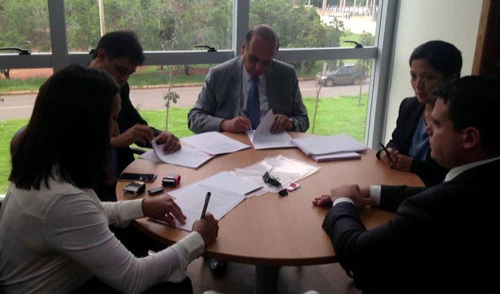 
O governador Luiz Fernando Pezão assinou com o banco BNP Paribas, em Brasília, o empréstimo de R$ 2,9 bilhões, que vai garantir o pagamento dos salários atrasados e do décimo-terceiro de 2016 dos servidores; no começo do mês, o banco BNP Paribas apresentou a única proposta válida e venceu o leilão para emprestar R$ 2,9 bilhões ao estado; o empréstimo tem como garantia a venda da Cedae e pode custar mais de R$ 1 bilhão em juros
