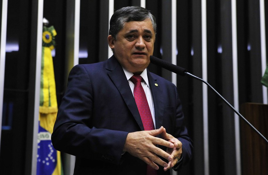 Em artigo, o deputado José Guimarães (PT-CE), líder da Minoria na Câmara, condena o desmonte do Fies pelo governo ilegítimo de Michel Temer. Criado em 2001, o Fundo de Financiamento Estudantil foi fortalecido durante os governos do PT. Até 2010, o programa havia atendido pouco mais de 76 mil estudantes. Já em 2014 o número de beneficiários saltou para 732.672.  Com a MP 785/17, o governo Temer retira o caráter de política pública do Fies. E pior do que isso, entrega dinheiro público para os bancos, inclusive privados. “O governo federal mais uma vez presenteia o sistema financeiro. Pela MP, caberá às instituições definir todos os critérios de financiamentos na modalidade do Fies”
