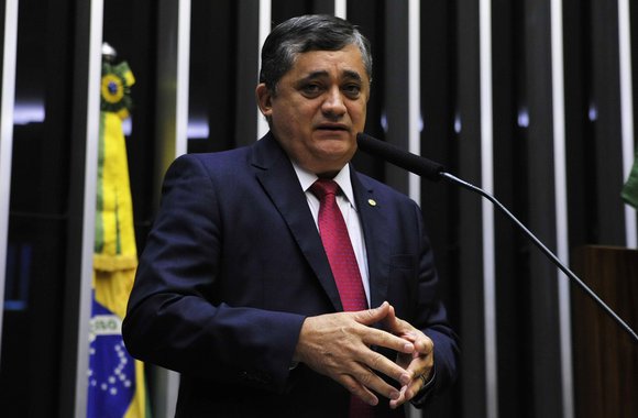 Em artigo, o deputado José Guimarães (PT-CE), líder da Minoria na Câmara, condena o desmonte do Fies pelo governo ilegítimo de Michel Temer. Criado em 2001, o Fundo de Financiamento Estudantil foi fortalecido durante os governos do PT. Até 2010, o programa havia atendido pouco mais de 76 mil estudantes. Já em 2014 o número de beneficiários saltou para 732.672.  Com a MP 785/17, o governo Temer retira o caráter de política pública do Fies. E pior do que isso, entrega dinheiro público para os bancos, inclusive privados. “O governo federal mais uma vez presenteia o sistema financeiro. Pela MP, caberá às instituições definir todos os critérios de financiamentos na modalidade do Fies”