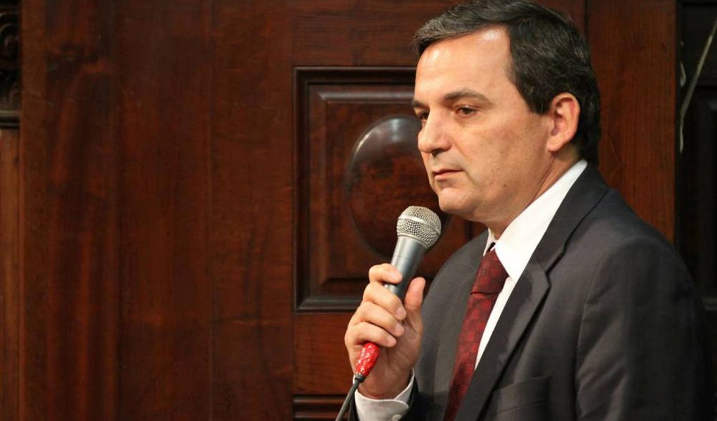 Prisão do ex-chefe da Casa Civil do governo de Sérgio Cabral, Régis Fichtner, teve como base, segundo o Ministério Público Federal (MPF), evidências de que o ex-assessor já havia tentado impedir investigações que o implicavam como diretamente envolvido em casos de corrupção no governo do Rio de Janeiro; Também pesou para o MPF, o fato de Fichtner ocupar o cargo de procurador assessor no gabinete do Procurador-geral do Estado do Rio de Janeiro, o que o coloca dentro da administração pública mesmo enquanto é investigado, o que poderia lhe dar acesso a dados e informações sobre o andamento do inquérito; Fichtner foi preso nesta quinta-feira (23) por agentes federais