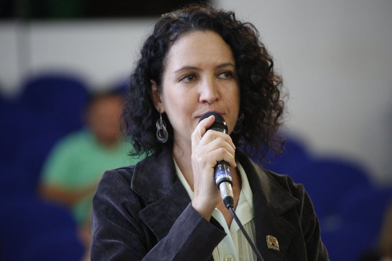 Um erro na hora da votação causou enorme constrangimento à vereadora Fernanda Garcia (PSOL), de Sorocaba; em sessão na Câmara Municipal que deliberou sobre a moção de repúdio à performance de nudez no Museu de Arte Moderna (MAM) de São Paulo, ela, que é 'contra qualquer tipo de censura às manifestações artísticas e culturais', acabou se enganando e votando errado; ou seja, mesmo sem querer, apoiou a iniciativa do vereador Pastor Apolo (PSB); a moção foi aprovada por 16 votos a 3; os votos contrários foram dados apenas pelas bancadas do PT (Iara Bernardi e Francisco França) e PCdoB (Renan Santos)