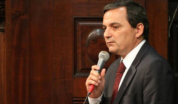 Prisão do ex-chefe da Casa Civil do governo de Sérgio Cabral, Régis Fichtner, teve como base, segundo o Ministério Público Federal (MPF), evidências de que o ex-assessor já havia tentado impedir investigações que o implicavam como diretamente envolvido em casos de corrupção no governo do Rio de Janeiro; Também pesou para o MPF, o fato de Fichtner ocupar o cargo de procurador assessor no gabinete do Procurador-geral do Estado do Rio de Janeiro, o que o coloca dentro da administração pública mesmo enquanto é investigado, o que poderia lhe dar acesso a dados e informações sobre o andamento do inquérito; Fichtner foi preso nesta quinta-feira (23) por agentes federais