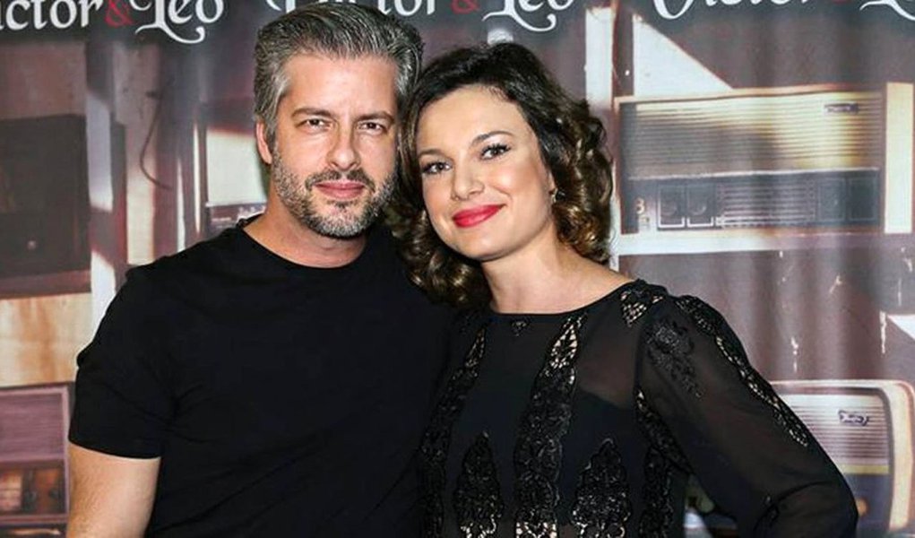 Inquérito da Polícia Civil que apura a denúncia de agressão do cantor sertanejo Vitor Chaves Zapalá Pimentel (41), da dupla Victor e Leo, contra a mulher dele, Poliana Bagatini Chaves (29), deve ser concluído ainda nesta segunda-feira (13); Victor prestou depoimento sobre o fato neste domingo (12), na Delegacia de Mulheres, em Belo Horizonte (MG); além dele, também prestaram depoimentos a mãe do cantor, Marisa Chaves Zapalá Pimentel (65), e a irmã, Paula Chaves Zapalá Pimentel; Victor nega a agressão