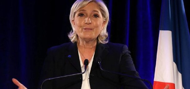 Muitas vezes comparada a Donald Trump nos posicionamentos políticos, a candidata de extrema-direita à presidência da França Marine Le Pen assumiu neste sábado 144 compromissos firmados pela sua campanha baseados no conceito "made in France"; ela defende "um país com suas próprias fronteiras para guardar, sua própria moeda para gastar, sua própria defesa e identidade inalterada por imigrantes, refugiados e globalização"; Le Pen prometeu não aderir ao comando integrado da Organização do Tratado do Atlântico Nortr (OTAN) e à abertura das fronteiras para membros da União Europeia 