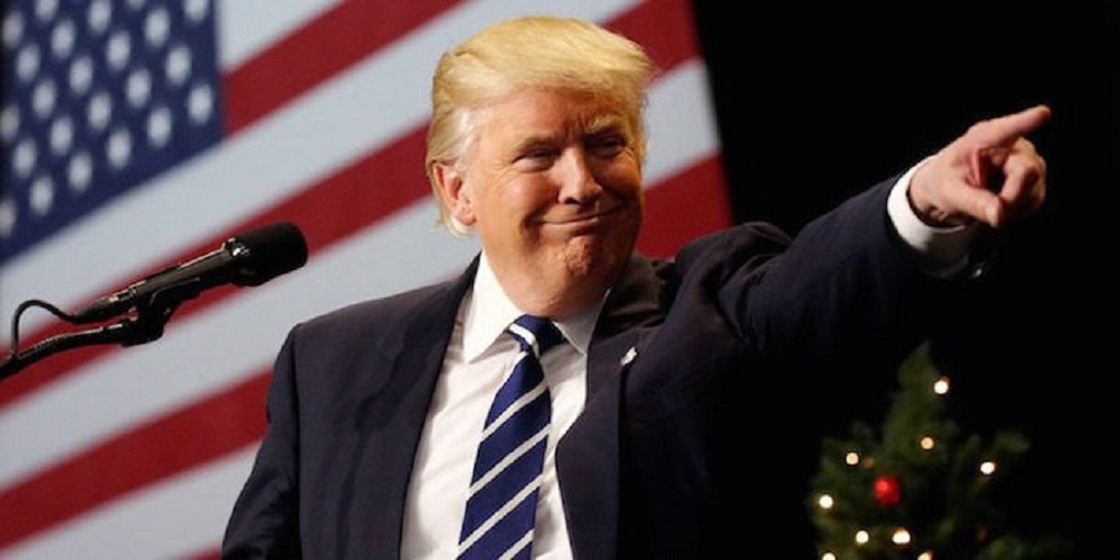 O presidente dos Estados Unidos, Donald Trump, criticou neste sábado (4), nas redes sociais, a liminar concedida por um juiz federal de Seattle que suspende o decreto anti-imigração assinado em 27 de janeiro; "A decisão deste chamado juiz, que essencialmente tira do nosso país o cumprimento da lei, é ridícula e será derrubada!."; na noite de sexta (3), o porta-voz da Casa Branca, Sean Spicer, divulgou um comunicado segundo o qual o governo entraria com um recurso já neste sábado (4) contra a decisão "ultrajante" do juiz James Robart