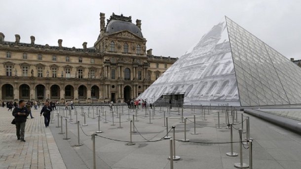 O museu do Louvre reabriu as portas neste sábado, às 9h30, um dia depois do atentado contra militares na entrada da galeria Carrossel, que dá acesso ao prédio; com a chuva, poucos turistas se aventuraram a aguardar a abertura do museu na fila do lado de fora; no interior da galeria, onde ocorreu o ataque, já havia duas longas filas de espera; como de costume, policiais armados de fuzis e metralhadoras também vigiavam o movimento dos visitantes, que tiveram as bolsas vasculhadas antes de entrar no museu