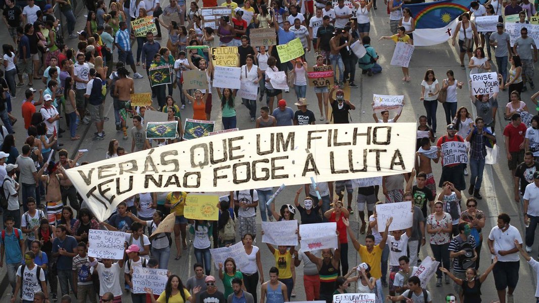 O público é a própria humanização acontecendo; é, ao menos em tese, o lócus da igualdade. Não é uma casualidade que não exista produção de mais-valia no ambiente ou nas estruturas públicas. Tome tudo o que é público em suas mãos porque ele é integralmente... SEU!