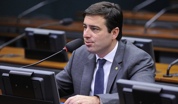 O deputado federal João Arruda, secretário-geral do PMDB, levará à propaganda partidária no rádio e televisão as denúncias da Operação Quadro Negro; segundo apurou o Ministério Público, o governador Beto Richa (PSDB) teria se beneficiado na reeleição do desvio de R$ 50 milhões que seria destinados à construção de escolas no Paraná