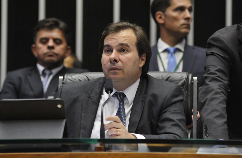 Após a liberação pelo ministro Celso de Mello, do Supremo Tribunal Federal, o atual presidente da Câmara dos Deputados, Rodrigo Maia (DEM-RJ), registrou sua candidatura à reeleição; segundo ele, o objetivo é chegar em 2018 com um Legislativo "que garanta as reformas, que responda aos anseios de milhões de brasileiros desempregados e endividados"; o bloco de apoio ao seu nome reúne mais de 300 deputados