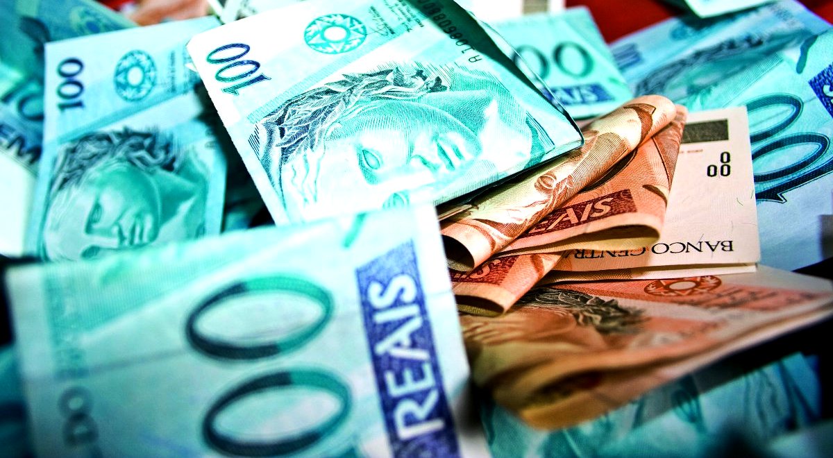A dívida líquida do setor público não financeiro subiu de 43,8% do PIB (R$ 2,744 trilhões) em novembro e fechou 2016 em 45,9% do PIB (R$ 2,892 trilhões); em 2015, a dívida líquida fechou em 35,6%; sob a presidência de Michel Temer, essa é a maior relação dívida/PIB desde fevereiro de 2007