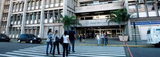 A volta às aulas na Universidade do Estado do Rio de Janeiro (Uerj) foi adiada pela terceira vez, agora para o dia 6 de fevereiro, devido ao atraso no pagamento dos salários dos servidores e de bolsas; o pagamento referente a dezembro de 2016 só começou a ser feito na última semana, e em parcelas; o décimo terceiro salário ainda não foi pago; de acordo com a Uerj, o repasse de R$767,4 milhões anunciado na semana passada não garante o funcionamento da instituição
 