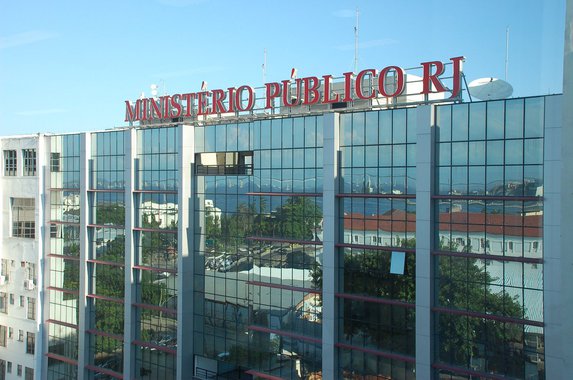 O Ministério Público do Rio de Janeiro (MPRJ) vai investigar o envio de uma carta com mensagem homofóbica e racista para um casal de homens gays em Vicente de Carvalho, zona norte do Rio de Janeiro; a carta apócrifa foi deixada na janela da casa onde vivem há cerca de um mês e repercutiu nas redes sociais; a suspeita é que vizinhos tenham feito a carta