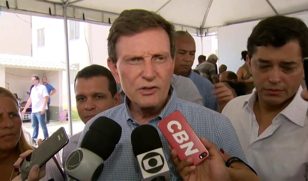 O prefeito do Rio, Marcelo Crivella (PRB), defendeu, o seu vice, Fernando Mac Dowell (PR), que deve mais de R$ 200 mil de IPTU da casa dele num condomínio de luxo na Barra da Tijuca, na Zona Oeste; a empresa do vice deixou de pagar outros R$ 200 mil em impostos federais. Crivella disse ter "certeza que Deus vai abençoá-lo e isso não vai deslustrar o trabalho que ele vai prestar ao povo do Rio de Janeiro no seu transporte"; "O vice-prefeito já está negociando. Como todo contribuinte ele tem direito de renegociar as dívidas. E não só ele, mas todos os contribuintes"