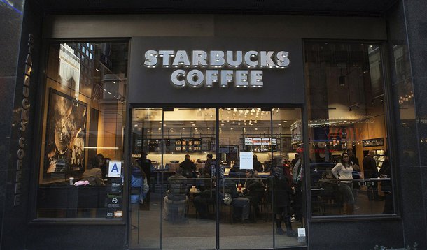 Rede de cafeterias Starbucks contratará 10.000 refugiados nos próximos 5 anos, em resposta à medida de suspender a entrada de refugiados sírios e vistos de viagens a seis nações de maioria muçulmana tomada por Donald Trump; decisão foi anunciada pelo CEO da empresa, Howard Schultz, em carta aos funcionários; "Estamos vivendo em uma época sem precedentes, na qual somos testemunhas do movimento da consciência do nosso país, e a promessa do sonho americano, sendo colocados em questionamento", escreveu