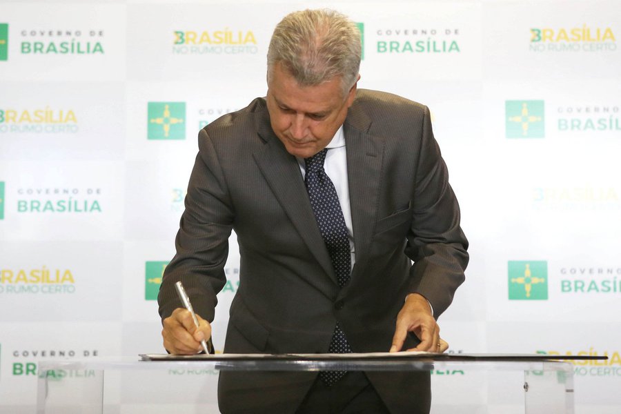 O governador do Distrito Federal, Rodrigo Rollemberg, assinou, no Palácio do Buriti, sede do governo, três decretos que alterarão a chamada “Lei do Silêncio” e instituem novas regras para o conforto acústico em Brasília; os decretos passam a valer a partir desta quinta-feira (2); as resoluções têm como objetivo reduzir a burocracia na liberação de alvarás para estabelecimentos comerciais que executam músicas, por aparelhos sonoros ou ao vivo, e a criação de câmaras de conciliação para atuar como intermediárias na resolução de eventuais conflitos entre moradores e os estabelecimentos