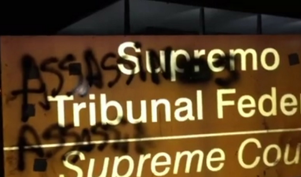 Pouco após a divulgação da informação de que a ex-primeira-dama Marisa Letícia teve morte cerebral diagnosticada, ativistas picharam a palavra "assassinos" nas sedes do TCU (Tribunal de Contas da União), da PGR (Procuradoria Geral da República), do STF (Supremo Tribunal Federal), do Ministério da Justiça e da embaixada dos Estados Unidos; para os manifestantes, a campanha difamatória contra o ex-presidente Lula e sua família contribuíram para o processo de deterioração da saúde de Marisa Letícia