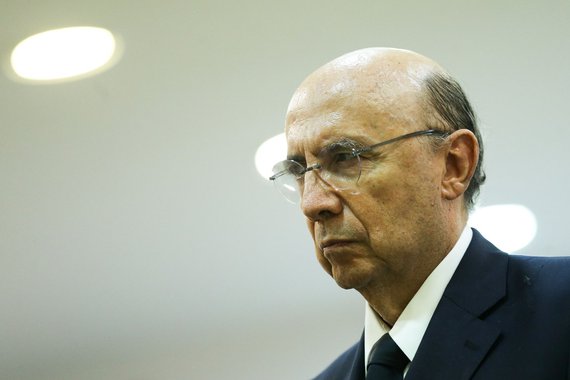 Jornalista Fernando Brito, do Tijolaço, destaca reportagem do Valor Econômico, que apontou o "pulo do gato" usado pela equipe do ministro da Fazenda, Henrique Meirelles, para "mostrar serviço" no anúncio do rombo recorde do Tesouro Nacional; "Anunciaram que as despesas do governo caíram, em termos reais, 1,2%", o que "não é verdade"