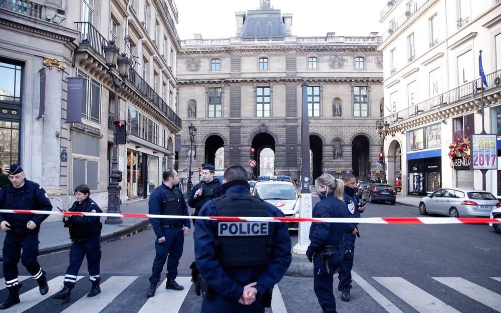 Um soldado francês abriu fogo e feriu um homem armado com uma faca que tentava entrar no museu do Louvre, em Paris, carregando uma mala, disseram fontes da polícia; uma das fontes disse que o homem tentava entrar na loja subterrânea do museu e havia atacado outro soldado antes de ser alvejado; Ministério do Interior informou em publicação no Twitter que o incidente foi "sério"