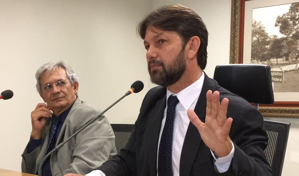 O presidente da Câmara Legislativa, Joe Valle (PDT), afirmou que pretende chamar o executivo neste primeiro semestre para "destravar" o projeto que reduz, em 20%, o salário do governador Rodrigo Rollemberg e do primeiro escalão do Executivo; o GDF anunciou a medida em outubro de 2015 para cortar gastos "na própria carne"; a proposta tramita em regime de urgência, desde setembro de 2015, mas está parada à espera de discussão