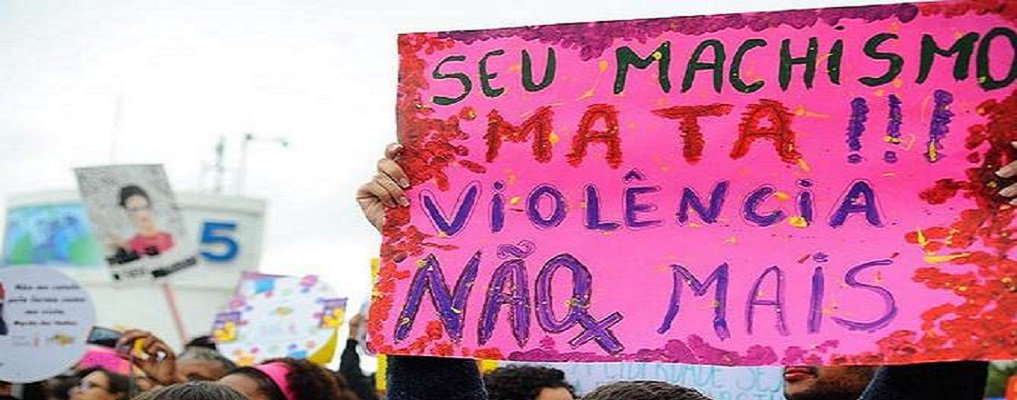 As justificativas do assassino Sidnei Ramis, autor da chacina ocorrida na festa de ano novo em Campinas, matando a ex-mulher Isamara Filier, de 41 anos, e o próprio filho João Victor e mais 10 pessoas, ganhou eco nas redes sociais e em sites de notícias; a repercussão na internet brasileira não surpreendeu Juliana de Faria, fundadora da ONG Think Olga; “A internet é só um amplificador do que nós somos como sociedade. Nós somos uma sociedade machista em que a violência contra a mulher é legitimada, normalizada e entendida como algo do dia a dia”, analisa