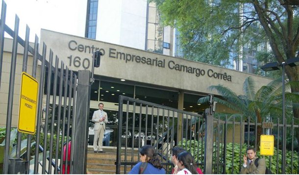 Promotoria do Peru determinou o congelamento de contas da construtora Camargo Corrêa no país, em meio a investigações contra empresas brasileiras acusadas de pagar suborno para vencerem licitações; Promotoria também disse que, em coordenação com a Unidade de Inteligência Financeira do regulador bancário peruano, houve também o congelamento das contas do empresário Gonzalo Monteverde, que é investigado por relações com a Odebrecht