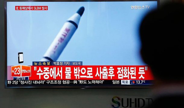 Novas imagens de satélites comerciais indicam que a Coreia do Norte retomou as operações em um reator da principal instalação nuclear usada para produzir plutônio para seu programa de armas nucleares, disse um centro de estudos norte-americano; projeto 38 North, de monitoramento da Coreia do Norte, sediado em Washington, disse que análises anteriores, de 18 de janeiro, mostraram sinais de que a Coreia do Norte estava se preparando para religar o reator em Yongbyon, descarregando barras de combustível para reprocessamento, a fim de produzir mais plutônio para seu estoque de armas nucleares