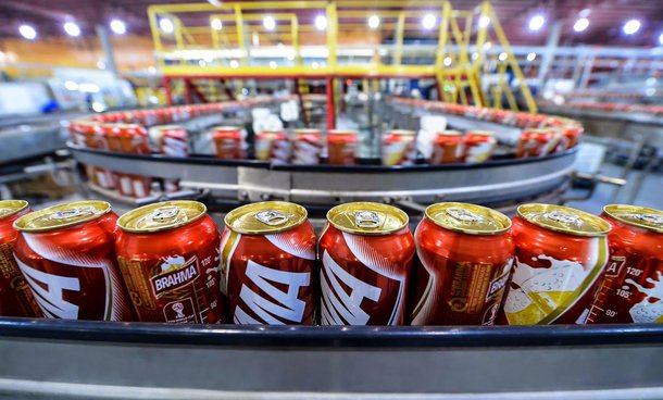 Justiça do Rio de Janeiro determinou que a Ambev deposite 40 milhões de reais para o Estado como garantia de pagamento de dívida atrelada ao Imposto sobre Circulação de Mercadorias e Serviços (ICMS); decisão foi tomada pelo juiz João Luiz Amorim Franco, da 11ª Vara da Fazenda Pública, que acatou ação movida pela Procuradoria Geral do Estado; governo de Luiz Fernando Pezão (PMDB) poderá usar até 70% dos recursos depositados pela empresa de bebidas para pagamento de dívidas